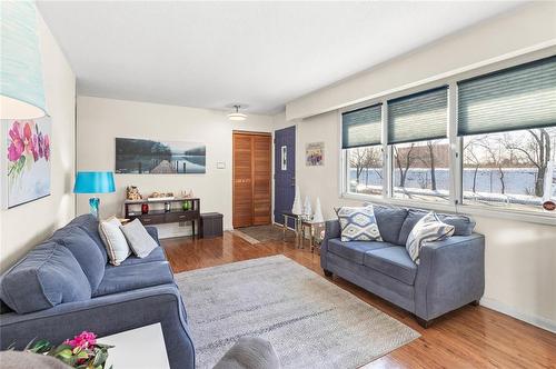 1689 Selkirk Avenue, Winnipeg, MB - Indoor Photo Showing Living Room