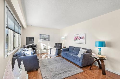 1689 Selkirk Avenue, Winnipeg, MB - Indoor Photo Showing Living Room