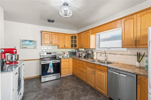 1689 Selkirk Avenue, Winnipeg, MB - Indoor Photo Showing Kitchen With Double Sink