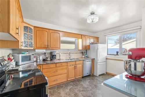 1689 Selkirk Avenue, Winnipeg, MB - Indoor Photo Showing Kitchen With Double Sink