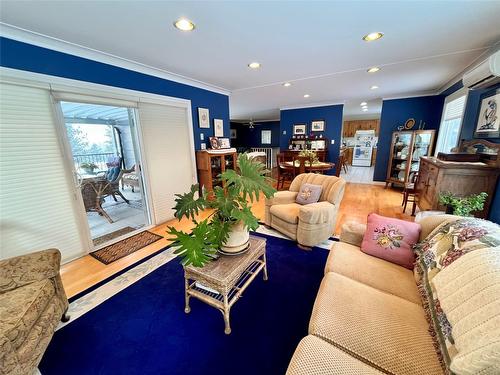 471 Princeton-Summerland Road, Princeton, BC - Indoor Photo Showing Living Room