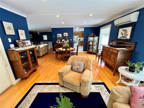 471 Princeton-Summerland Road, Princeton, BC - Indoor Photo Showing Living Room