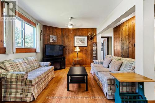 10567 Maplewood Drive, Wainfleet, ON - Indoor Photo Showing Living Room