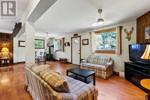 10567 Maplewood Drive, Wainfleet, ON - Indoor Photo Showing Living Room