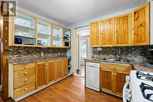 10567 Maplewood Drive, Wainfleet, ON - Indoor Photo Showing Kitchen With Double Sink