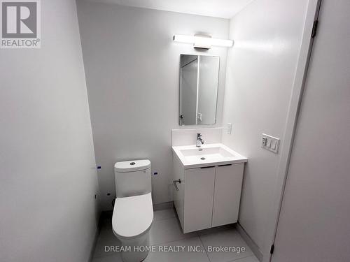 2415 - 230 Simcoe Street, Toronto, ON - Indoor Photo Showing Bathroom