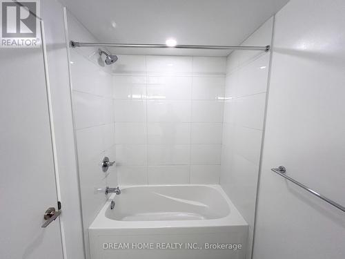 2415 - 230 Simcoe Street, Toronto, ON - Indoor Photo Showing Bathroom