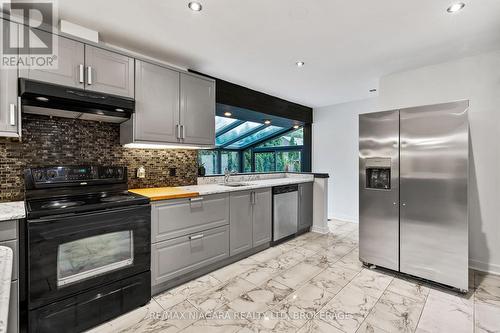 7180 Woodington Road, Niagara Falls, ON - Indoor Photo Showing Kitchen