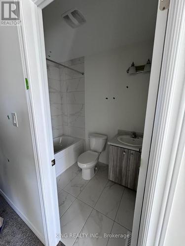 10 Reid Avenue N, Hamilton, ON - Indoor Photo Showing Bathroom