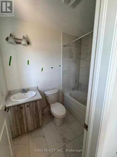 10 Reid Avenue N, Hamilton, ON - Indoor Photo Showing Bathroom