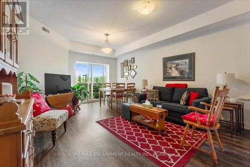 225 - 8111 Forest Glen Drive, Niagara Falls (Mt. Carmel), ON - Indoor Photo Showing Living Room