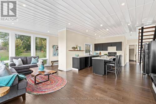 4210 Scotch Line Road, Tay Valley, ON - Indoor Photo Showing Living Room