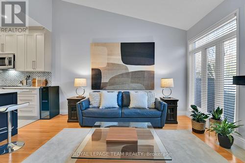 220 Allgrove Way, Ottawa, ON - Indoor Photo Showing Living Room