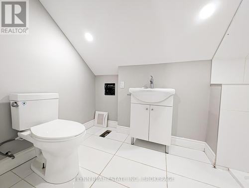 5709 Temperance Avenue, Niagara Falls (215 - Hospital), ON - Indoor Photo Showing Bathroom