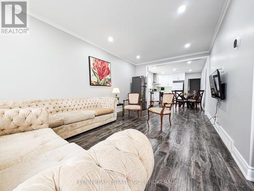 5709 Temperance Avenue, Niagara Falls (215 - Hospital), ON - Indoor Photo Showing Living Room