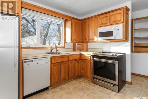 157 Riddell Crescent, Regina, SK - Indoor Photo Showing Kitchen