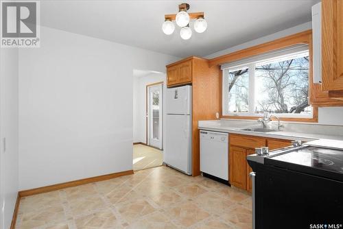 157 Riddell Crescent, Regina, SK - Indoor Photo Showing Kitchen