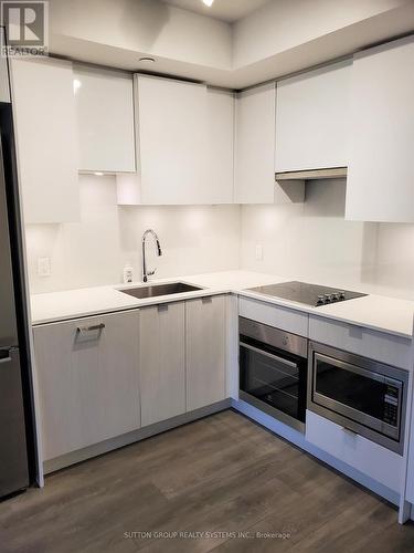 702 - 99 Broadway Avenue, Toronto, ON - Indoor Photo Showing Kitchen With Upgraded Kitchen