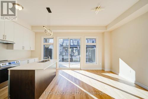 3046 Perkins Way, Oakville, ON - Indoor Photo Showing Kitchen