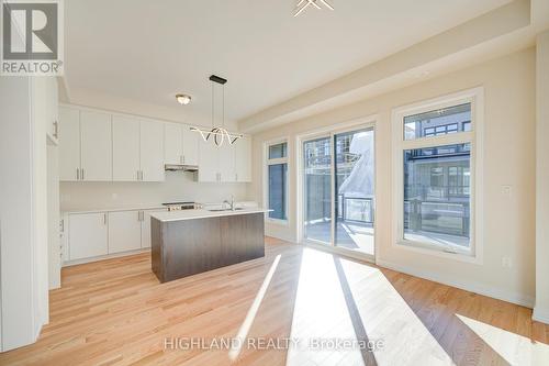 3046 Perkins Way, Oakville, ON - Indoor Photo Showing Kitchen