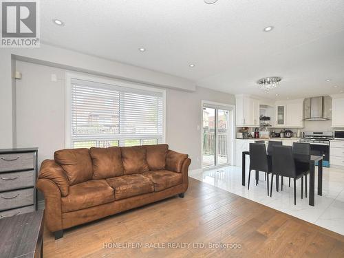 971 Kennedy Circle, Milton, ON - Indoor Photo Showing Living Room