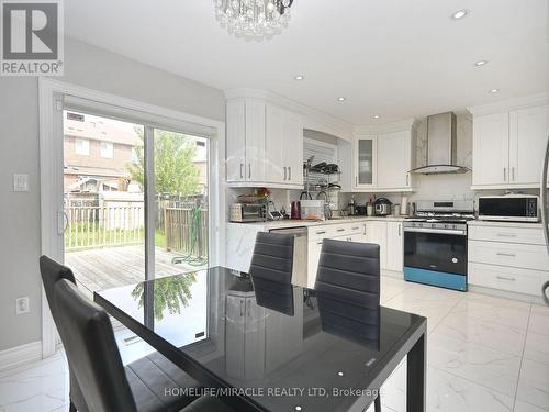 971 Kennedy Circle, Milton, ON - Indoor Photo Showing Kitchen