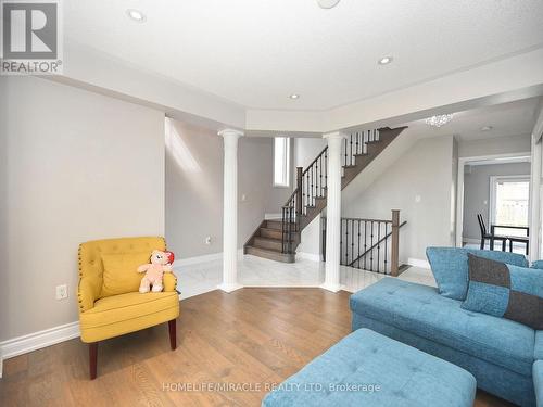 971 Kennedy Circle, Milton, ON - Indoor Photo Showing Living Room