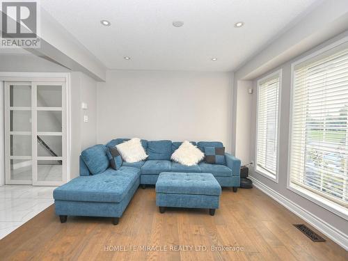 971 Kennedy Circle, Milton, ON - Indoor Photo Showing Living Room