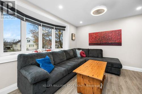 678 Brighton Avenue, Hamilton, ON - Indoor Photo Showing Living Room