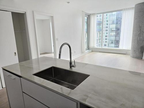 Living room - 2504-1020 Rue De La Montagne, Montréal (Ville-Marie), QC - Indoor Photo Showing Kitchen