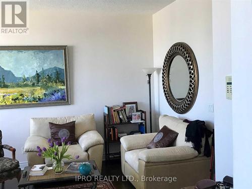 4809 - 763 Bay Street N, Toronto, ON - Indoor Photo Showing Living Room