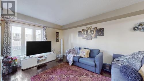 44 Dewell Crescent, Clarington, ON - Indoor Photo Showing Living Room