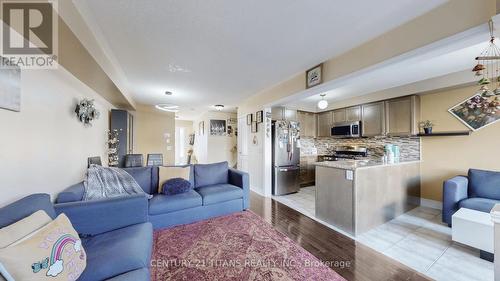 44 Dewell Crescent, Clarington, ON - Indoor Photo Showing Living Room