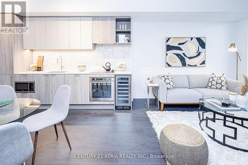 1718 - 2020 Bathurst Street, Toronto, ON - Indoor Photo Showing Living Room