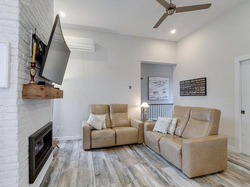 Salon - 32  - 32A Rue Labadie, Repentigny (Repentigny), QC - Indoor Photo Showing Living Room With Fireplace