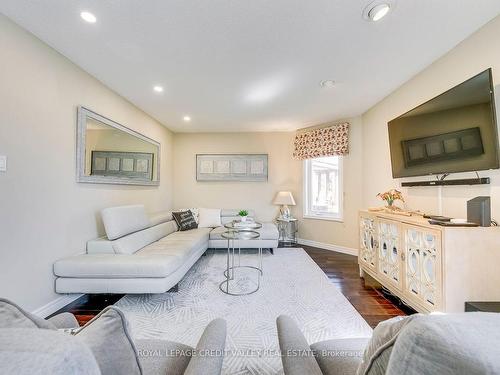 972 Winterton Way, Mississauga, ON - Indoor Photo Showing Living Room