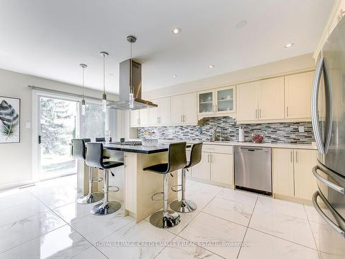 972 Winterton Way, Mississauga, ON - Indoor Photo Showing Kitchen With Stainless Steel Kitchen With Upgraded Kitchen