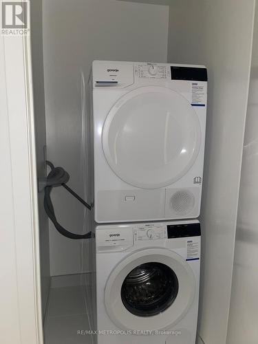 318 - 195 Commerce Street, Vaughan, ON - Indoor Photo Showing Laundry Room