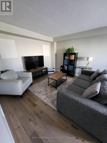 45 Far North Court, Oshawa, ON - Indoor Photo Showing Living Room