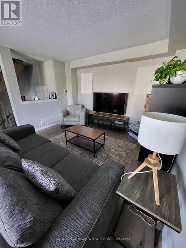 45 Far North Court, Oshawa, ON - Indoor Photo Showing Living Room