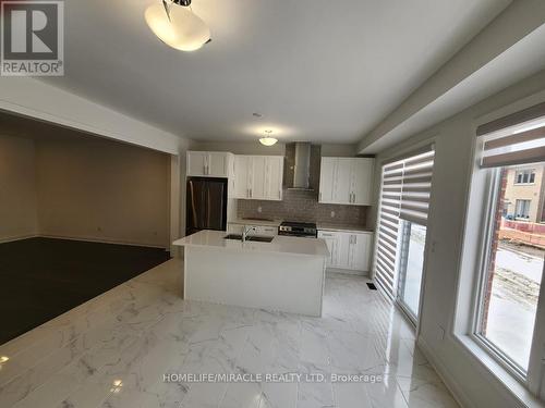 39 Dorian Drive, Whitby, ON - Indoor Photo Showing Kitchen