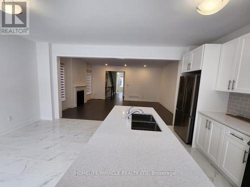 39 Dorian Drive, Whitby, ON - Indoor Photo Showing Kitchen