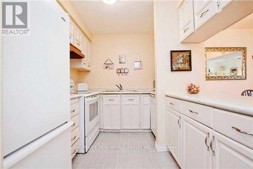 Upper - 40 Kennaley Avenue, Toronto, ON - Indoor Photo Showing Kitchen