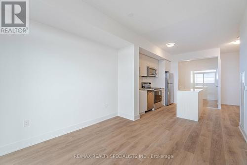 810 - 202 Burnhamthorpe Road E, Mississauga, ON - Indoor Photo Showing Kitchen