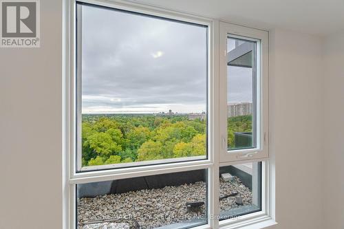 810 - 202 Burnhamthorpe Road E, Mississauga, ON - Indoor Photo Showing Other Room