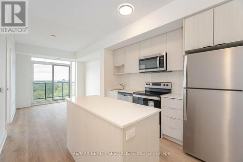 810 - 202 Burnhamthorpe Road E, Mississauga, ON - Indoor Photo Showing Kitchen