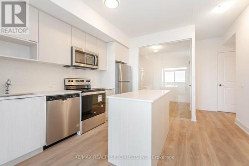 810 - 202 Burnhamthorpe Road E, Mississauga, ON - Indoor Photo Showing Kitchen