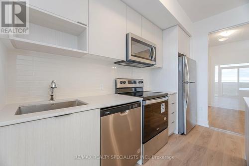 810 - 202 Burnhamthorpe Road E, Mississauga, ON - Indoor Photo Showing Kitchen With Upgraded Kitchen