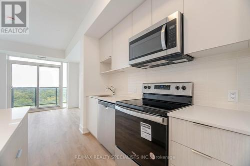 810 - 202 Burnhamthorpe Road E, Mississauga, ON - Indoor Photo Showing Kitchen