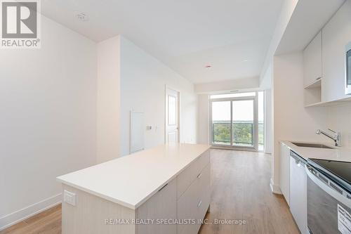 810 - 202 Burnhamthorpe Road E, Mississauga, ON - Indoor Photo Showing Kitchen